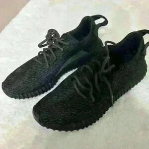 YEEZY 350 BOOST SIZE 11 MENS MAKE A GOOD OFFER!!!!!!!!!!!!!